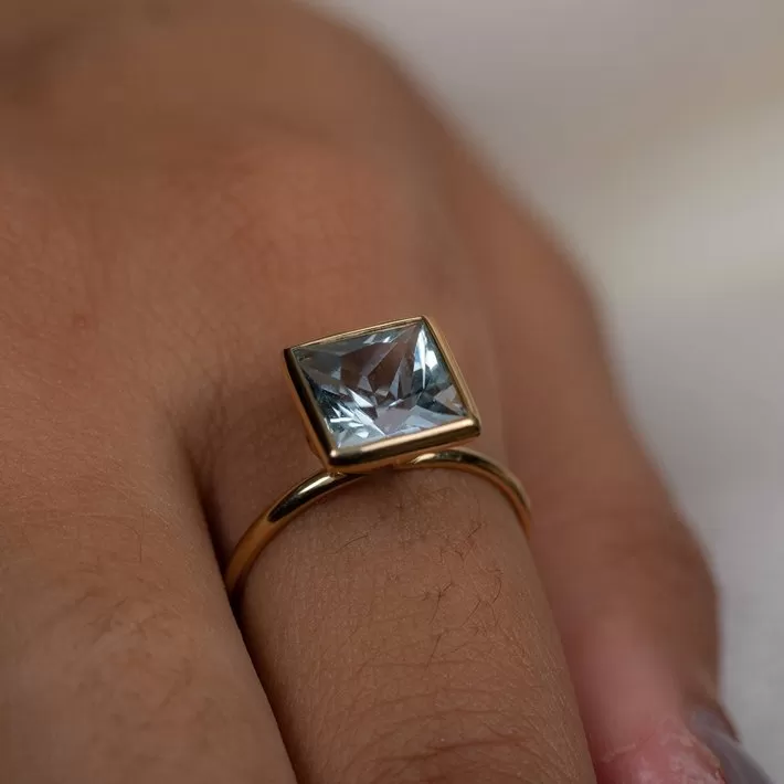 18K Gold Aquamarine Ring