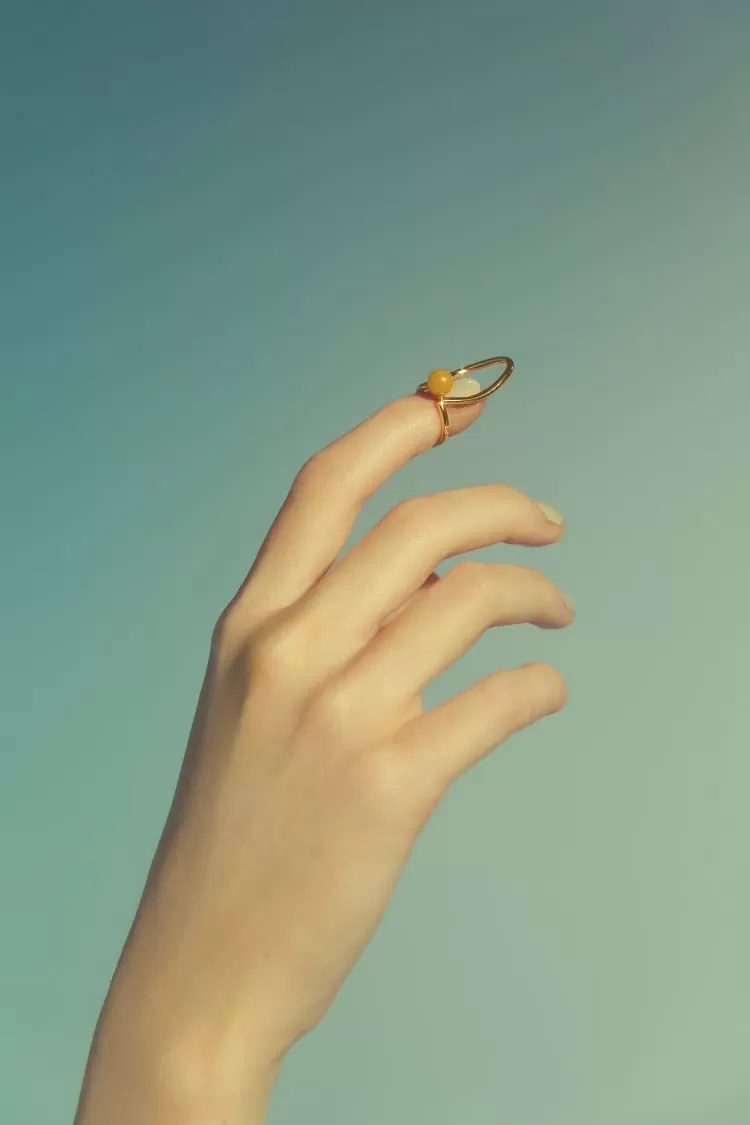 Nail ring with stone in gold